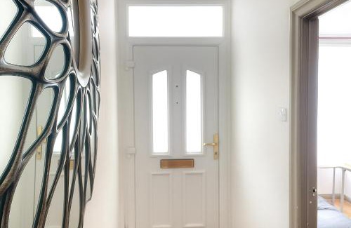 Edmonton Apartment | Cozy 3 Bedroom Home with Garden in London, Breakfast Included