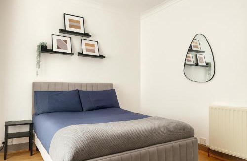 Edmonton Apartment | Cozy 3 Bedroom Home with Garden in London, Breakfast Included