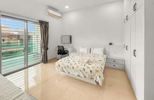 Batu Pahat House | Family-Friendly 4 BDR White House in Yong Peng
