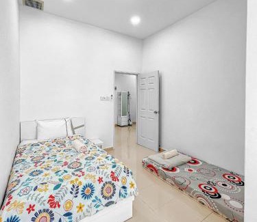 Batu Pahat House | Family-Friendly 4 BDR White House in Yong Peng
