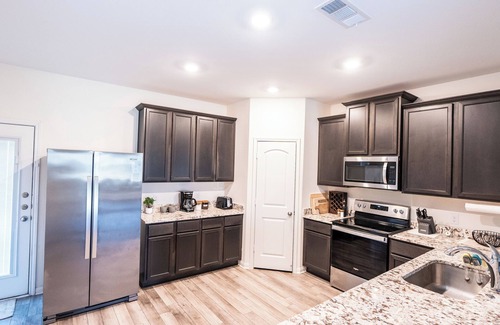 Kyle House | Entire 5B Boho house with game area & workspace, central to popular locations!