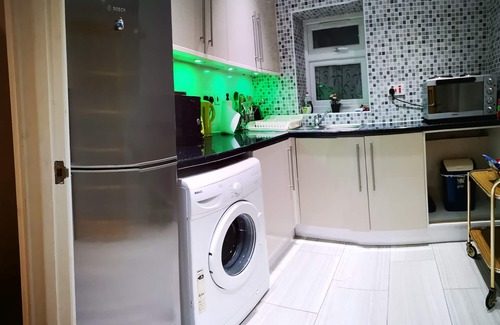 Fairlop House | Perfect Getaway: Entire Annex with Kitchen, Rated 10/10