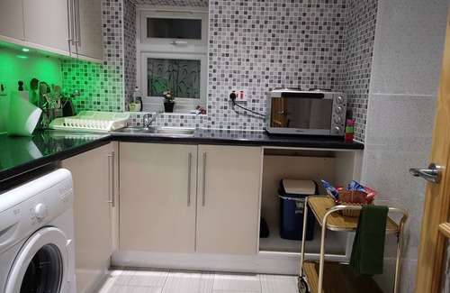 Fairlop House | Perfect Getaway: Entire Annex with Kitchen, Rated 10/10