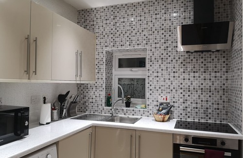 Fairlop House | Perfect Getaway: Entire Annex with Kitchen, Rated 10/10