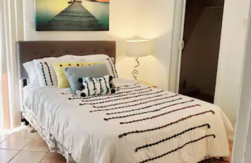 Brookhollow Apartment | Ideal Downtown Apartment with Hot Tub & Spa Amenities