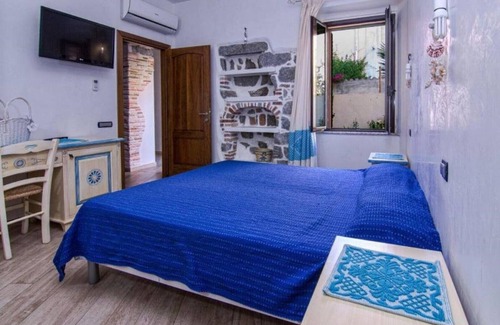 Arbatax House | Spacious 7 Room Apartment with Air Conditioning & Family-Friendly