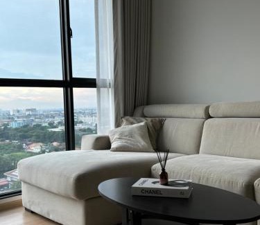 Khlong Kluea Apartment | Bright Apartment Near BTS with Ocean View and Pool Access