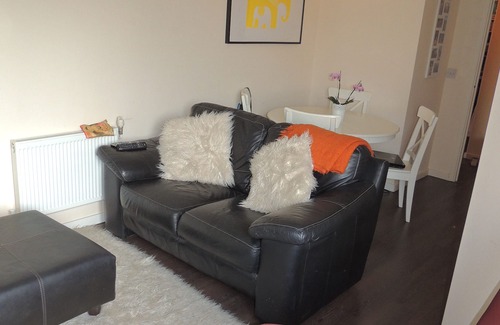 Finchley Apartment | Entire Apt - Lovely Clean 1 Bedroom in Leafy North London