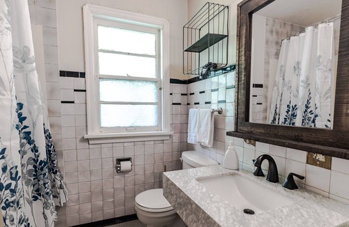 Whyte ave House | Entire bungalow with free parking Walk to all