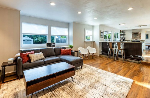 North Austin Civic Association House | Entire Central ATX Home - Sleeps 10 - W/D - NEW