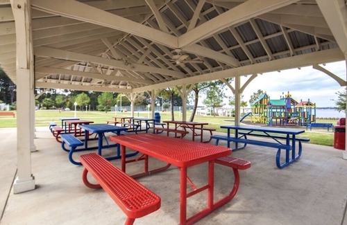 Flint Condo | Cozy Condo Retreat at a Beautiful Resort by Lake Palestine
