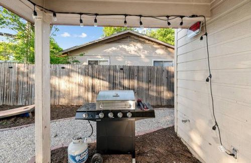 Franklin Park House | Entire Duplex - 10 Min From Downtown - Sleeps 20