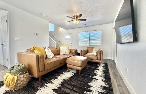 Glendale House | Entire Duplex near Zion with 2 hot tubs sleeps 9