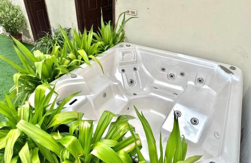 Gurugram Villa | Gather and Relax: Farmhouse with Jacuzzi in Scenic Hills