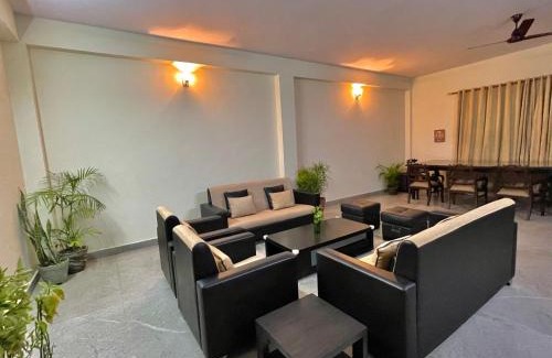 Gurugram Villa | Gather and Relax: Farmhouse with Jacuzzi in Scenic Hills
