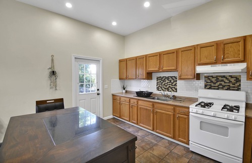Bridgeport Apartment | Cozy First Floor Apartment in Bridgeport, CT - 9.6 Rating
