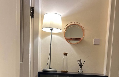 Falkirk Apartment | Central Scotland Flat with Self-Checkin & Pet-Friendly Perks