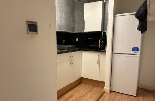 Falkirk Apartment | Central Scotland Flat with Self-Checkin & Pet-Friendly Perks