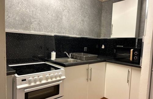 Falkirk Apartment | Central Scotland Flat with Self-Checkin & Pet-Friendly Perks