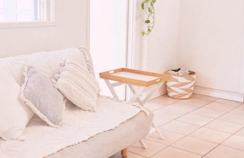 Tugun House | Cozy Guest Suite Steps from Beach with Hot Tub & Pet-Friendly