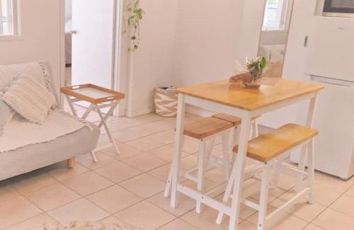 Tugun House | Cozy Guest Suite Steps from Beach with Hot Tub & Pet-Friendly