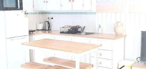 Tugun House | Cozy Guest Suite Steps from Beach with Hot Tub & Pet-Friendly