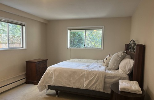 Dunbar House | Cozy Guest Suite in Vancouver: Spa, Breakfast & Family-Friendly