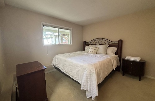 Dunbar House | Cozy Guest Suite in Vancouver: Spa, Breakfast & Family-Friendly