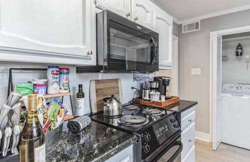 Baton Rouge Condo | Top-Rated Retreat Near Malls, Dining & LSU – Wine Included!