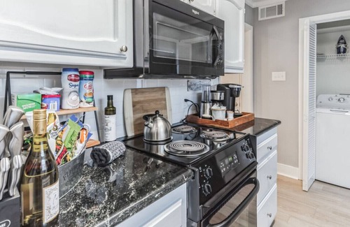 Baton Rouge Condo | Top-Rated Retreat Near Malls, Dining & LSU – Wine Included!