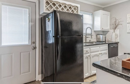 Baton Rouge Condo | Top-Rated Retreat Near Malls, Dining & LSU – Wine Included!