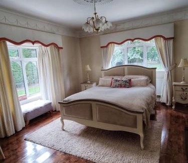 Knockaderry Cross Roads House | Ideal Family Retreat at Ballysax House with Pet-Friendly Perks