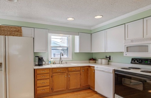 Southern Coast House | Entire Home In Saco Maine + GYM 3.5mil to Old Orchard Beach. Coastal Retreat!
