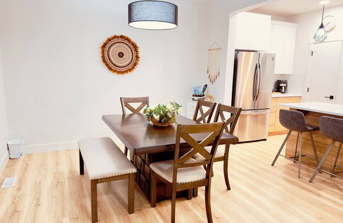 Southwest Edmonton House | Pet Friendly Retreat in Southwest Edmonton - Guest Rated 10/10