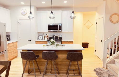 Southwest Edmonton House | Pet Friendly Retreat in Southwest Edmonton - Guest Rated 10/10