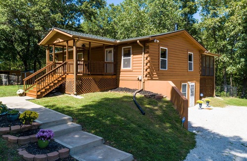 Johnson County House | Tranquil 2-Bedroom Retreat on Expansive 6-Acre Grounds