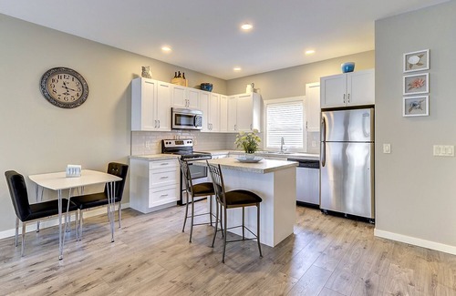 Central Okanagan House | Private Getaway with Pool, Spa & Perfect 10/10 Rating