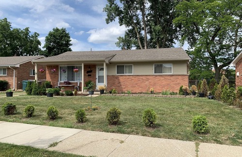 Dearborn House | Ideal Home with Spa, Kid-Friendly & Prime Location