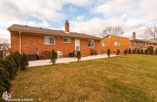 Dearborn House | Ideal Home with Spa, Kid-Friendly & Prime Location