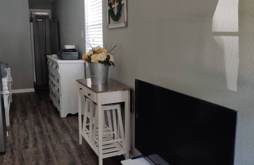 Bacliff Cabin | Exclusive Home Retreat with Ocean View Near the Bay