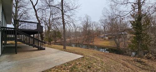 Nixa House | Cozy Home with Free Wi-Fi, Garage, Deck & Pet-Friendly Yard