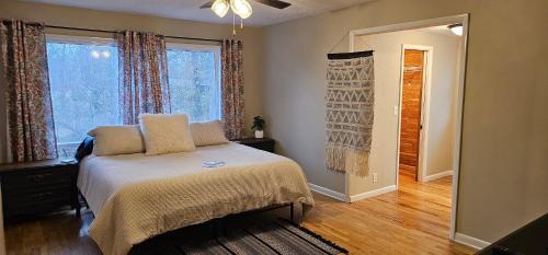 Nixa House | Cozy Home with Free Wi-Fi, Garage, Deck & Pet-Friendly Yard