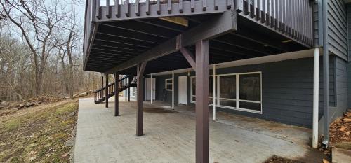 Nixa House | Cozy Home with Free Wi-Fi, Garage, Deck & Pet-Friendly Yard