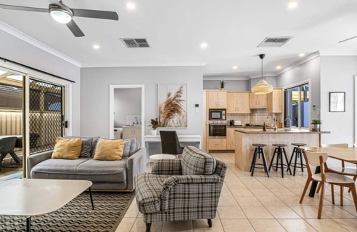 South Brighton House | Brighton Gem: Ocean View, Wifi, Nespresso & Beach Vibes