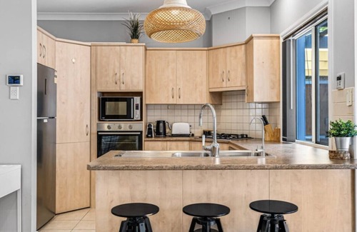 South Brighton House | Brighton Gem: Ocean View, Wifi, Nespresso & Beach Vibes