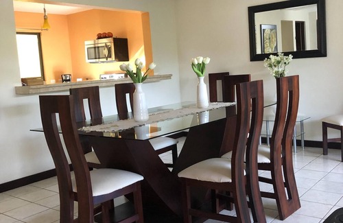 San Joaquin de Flores House | Beautiful 4BD Entire House with Spa & Breakfast, Near Airport
