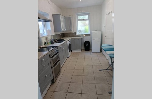 Alverthorpe Apartment | Cozy Entire House in a Peaceful Residential Neighborhood