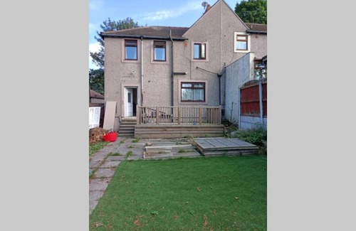 Alverthorpe Apartment | Cozy Entire House in a Peaceful Residential Neighborhood