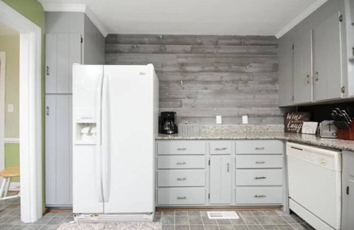 Lynchburg House | Tranquil Retreat: Family-Friendly Home Near All Attractions