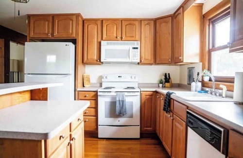 Nashua House | Spacious Entire House for 11 with Fenced Backyard